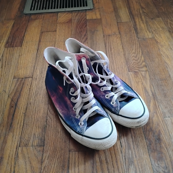 Chuck Taylor High-Top Converse - Picture 1 of 4